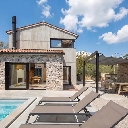 Iron Lady - Private Pool & Sea View Villa